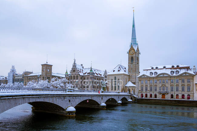 Igreja Fraumunster ao longo do rio Limmat, Zurique, Suíça — Fotografia de Stock
