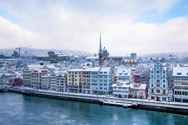 Winter cityscape view from Lindenhof Hill, Zurich, Швейцарія — стокове фото