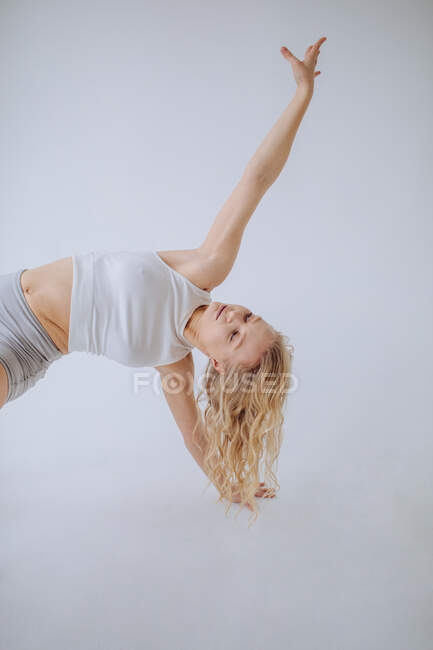 Primer plano de una mujer en ropa deportiva casual haciendo una tabla lateral - foto de stock