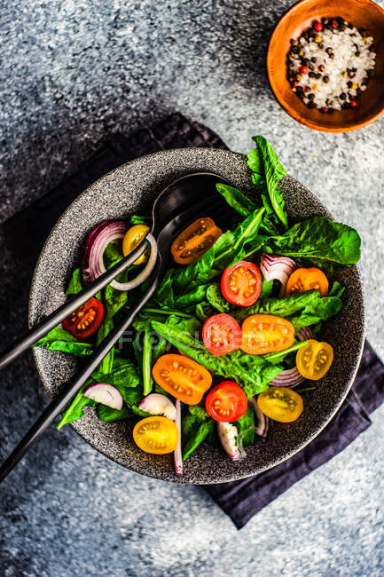 Lachs vom Grill mit Gemüse und Gewürzen. Gesunde Ernährung. Ansicht von oben. — Stockfoto