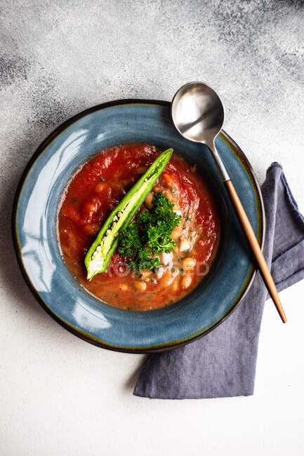 Curry rosso con salsa di pomodoro e verdure su un piatto bianco — Foto stock