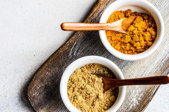 Turmeric powder in a bowl on a wooden background — Stock Photo