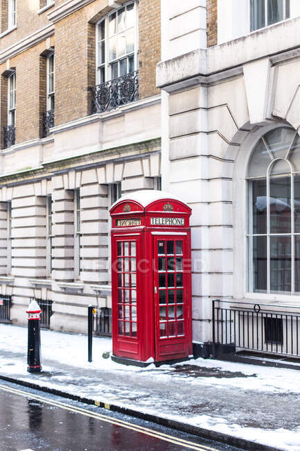 Telefonia rossa sulla neve, Londra, Inghilterra, Regno Unito — Foto stock