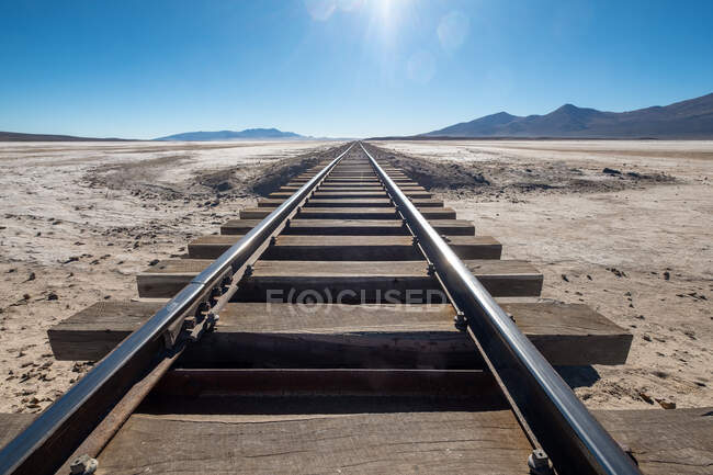 Linee ferroviarie che conducono alle Ande nel deserto di Atacama, Bolivia — Foto stock