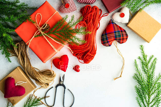 Рождественская композиция с подарочными коробками и еловыми ветвями на деревянном фоне — стоковое фото