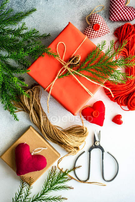 Fondo de Navidad con cajas de regalo y ramas de abeto en la mesa de madera - foto de stock