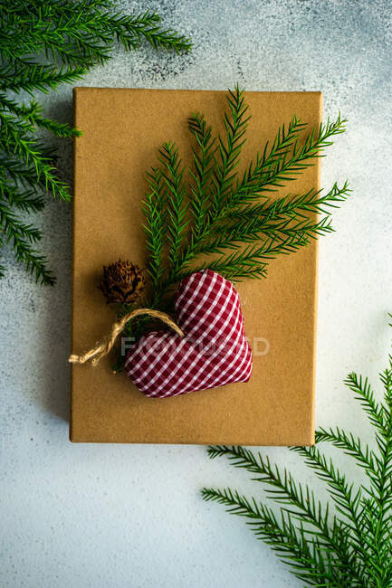 Fondo de Navidad con ramas de abeto y cajas de regalo en mesa de madera - foto de stock