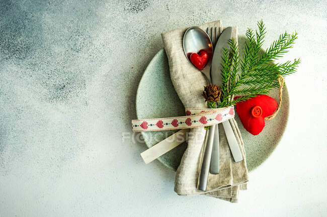 Weihnachtstisch mit roten Rosen und Tannenzweigen, Draufsicht — Stockfoto