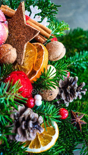 Christmas background with fir tree and gingerbread — Stock Photo