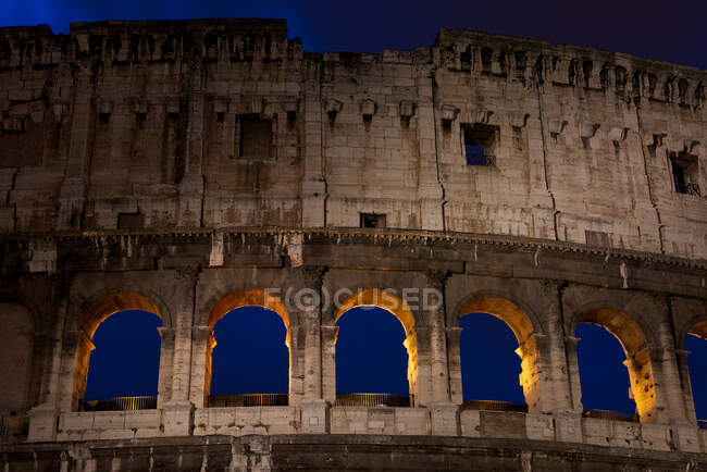 Primer plano del Coliseo por la noche, Roma, Lacio, Italia - foto de stock