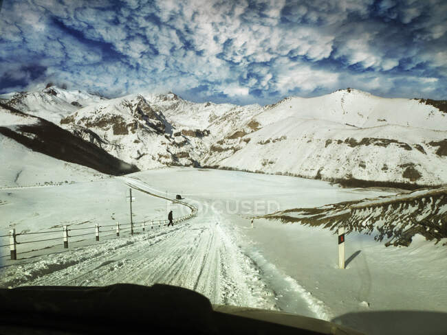 Blick auf einen Mann, der im Schnee die Straße überquert, Kaukasus, Georgien — Stockfoto
