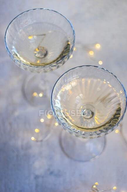 Бокалы шампанского на столе — стоковое фото