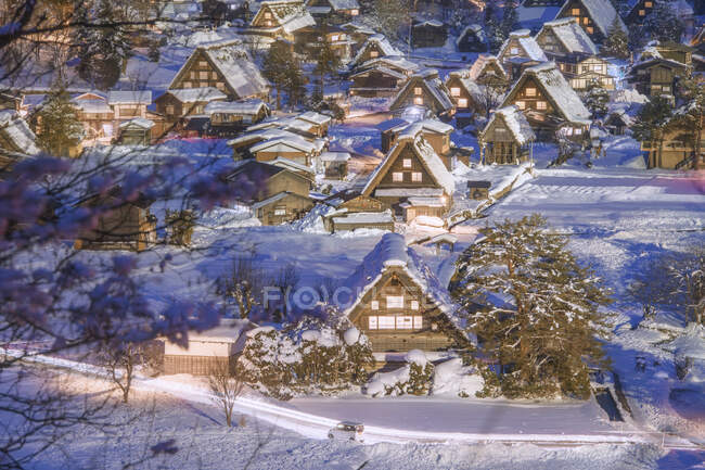 Snowy villagescape por la noche, Shirakawa-go, Gifu, Japón - foto de stock
