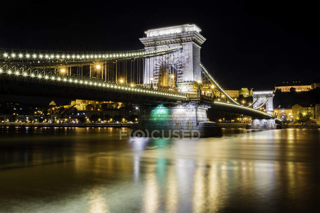 Chain Bridge across River Danube at night, Budapest, Hungary — Stock Photo