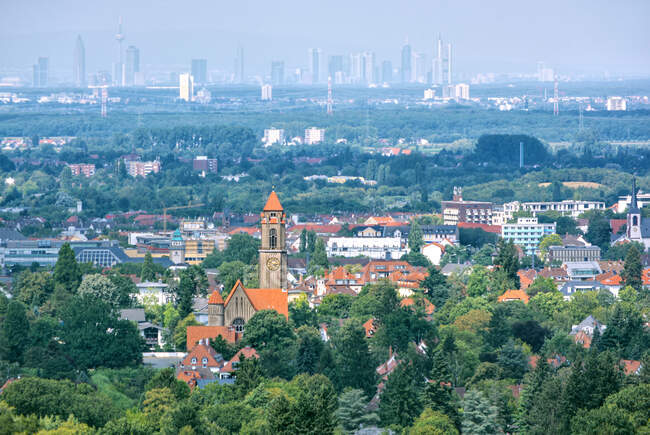 Darmstadt com Frankfurt à distância, Hesse, Alemanha — Fotografia de Stock