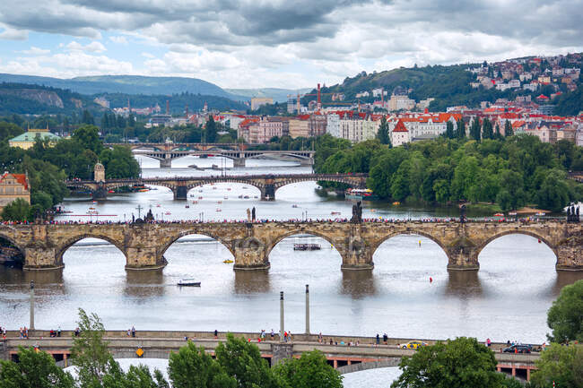 Карлов мост и четыре других моста через реку Влтаву, Прага, Чехия — стоковое фото