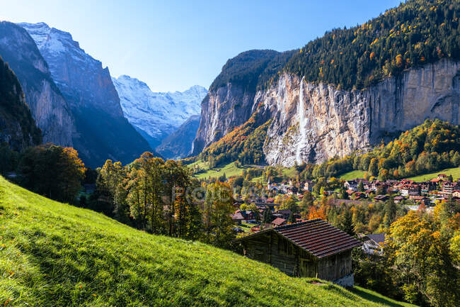 Lauterbrunnen village and Staubbach Falls, Berna, Suiza - foto de stock