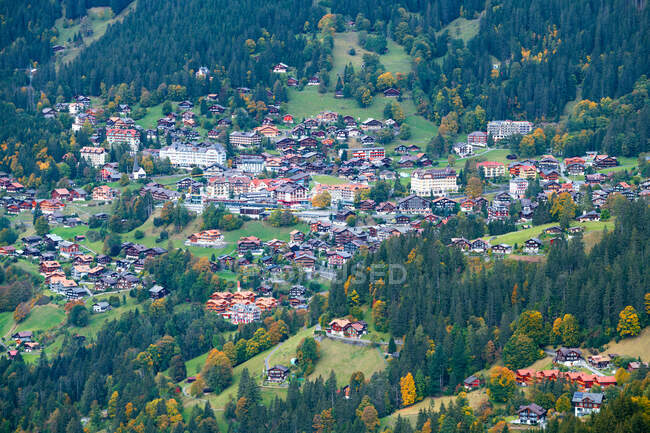 Vista aérea del pueblo de Wengen en el valle de Lauterbrunnen, Berna, Suiza - foto de stock