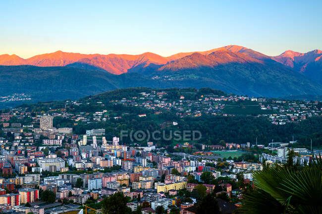 Paisaje urbano y telón de fondo de montaña, Lugano, Ticino, Suiza - foto de stock