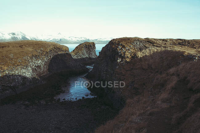 Скелястий прибережний пейзаж взимку, Ісландія. — стокове фото