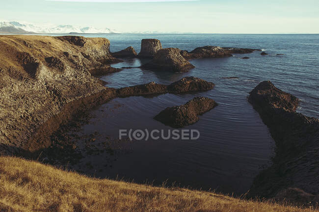 Paisagem costeira rochosa no inverno, Islândia — Fotografia de Stock