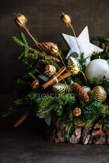 Weihnachtskerzenschmuck mit Tannenzapfen und Tannenzweigen — Stockfoto