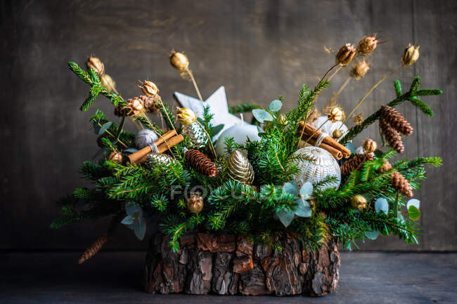 Різдвяна свічка з сосновими шишками і ялиновими гілками — стокове фото