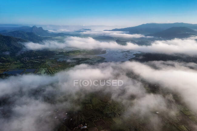 Vista aérea do Lago Lebo através das nuvens, Taliwang, Ilha de Sumbawa Ocidental, Indonésia — Fotografia de Stock