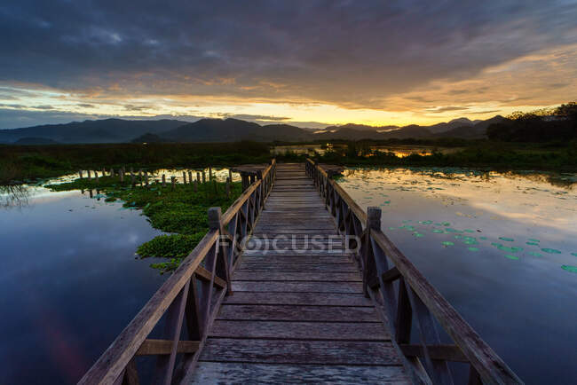 Molo di legno sul lago Lebo al tramonto, Taliwang, isola di Sumbawa occidentale, Indonesia — Foto stock