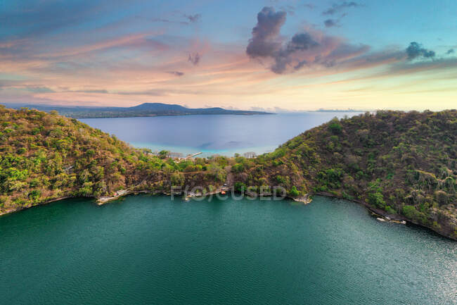 Veduta aerea dell'isola di Satonda, Nusa occidentale Tenggara, Indonesia — Foto stock