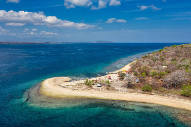 Luftaufnahme des Tanjung Pasir Strandes, Insel Moyo, Sumbawa, Indonesien — Stockfoto