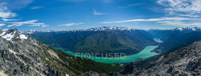 Vista aérea de um lago alpino nas montanhas, British Columbia, Canadá — Fotografia de Stock