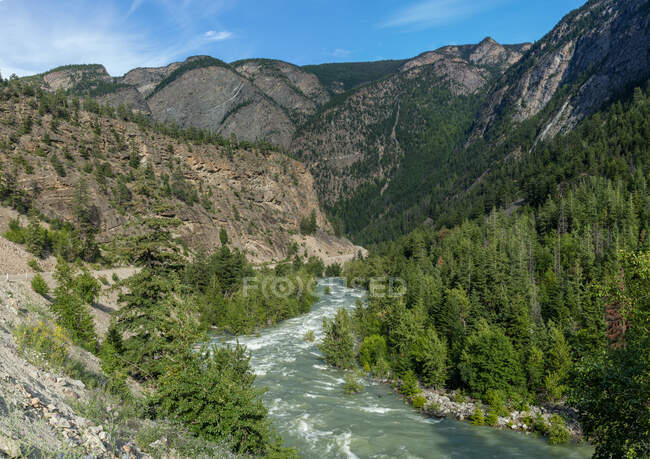 Río arbolado a través del valle de la montaña, Columbia Británica, Canadá - foto de stock