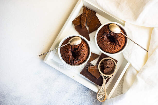 Vue aérienne de deux gâteaux fondant au chocolat individuels sur un plateau — Photo de stock