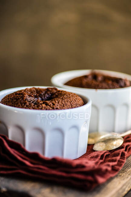 Nahaufnahme zweier individueller Schokoladenfondant-Kuchen — Stockfoto