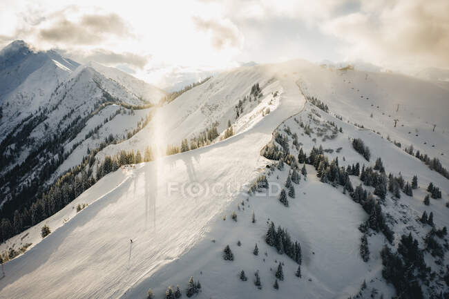 Grupo de personas esquiando montaña abajo, Zell am See, Salzburgo, Austria - foto de stock