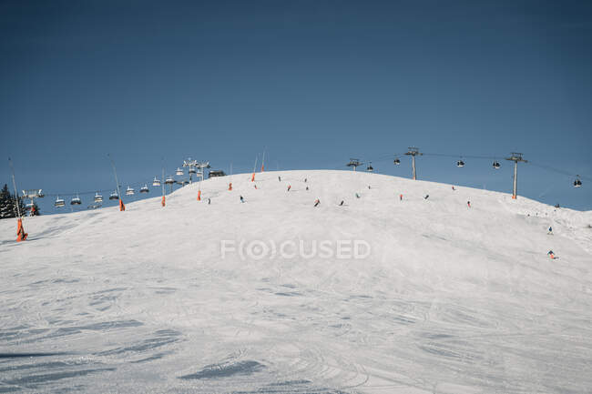 Grupo de pessoas, esquiando em uma montanha, Zell am See, Salzburgo, Áustria — Fotografia de Stock