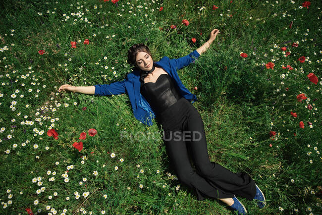 Vista aerea di una giovane donna sdraiata in un prato di fiori di campo, Bulgaria — Foto stock