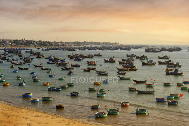 Barcos de pesca tradicionales anclados por la playa, Phat Thiet, Mui Ne, Vietnam - foto de stock
