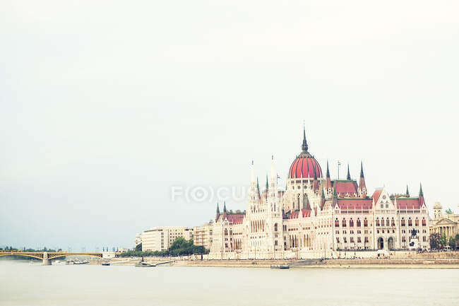 Edificio del Parlamento húngaro a lo largo del Danubio, Budapest, Hungría - foto de stock