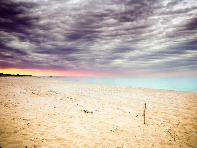 Dramatischer Himmel über Strand, Sardinien, Italien — Stockfoto