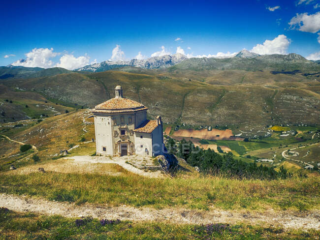 Chiesa di Santa Maria della Pieta perto de Rocca Calascio, Abruzzo, Itália — Fotografia de Stock