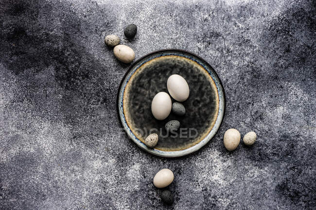 Пасхальное место с декоративными пасхальными яйцами — стоковое фото