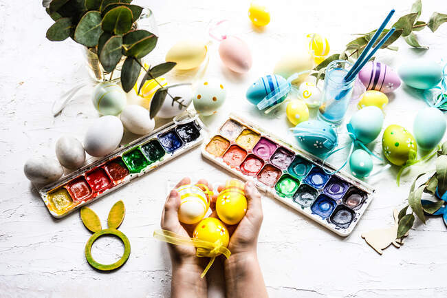Пасхальная концепция с яйцами и краской — стоковое фото