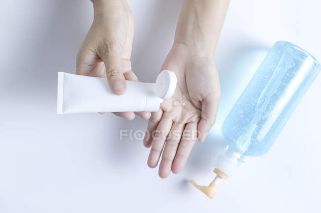 Women washing her hands with alcohol gel hand sanitiser — Stock Photo