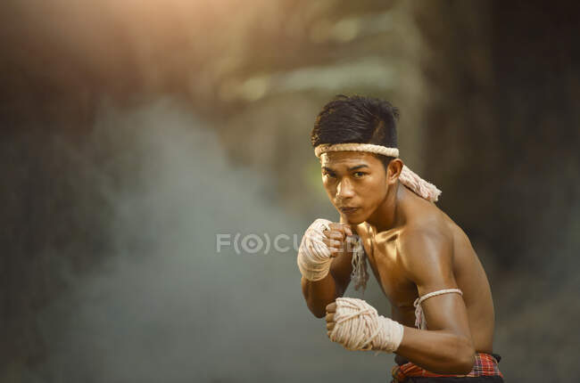 Retrato de un boxeador Muay Thai en posición de lucha, Tailandia - foto de stock