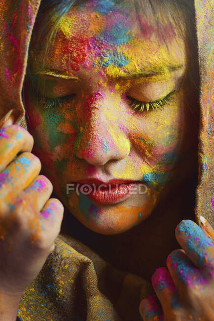 Retrato de uma mulher coberta de pó multicolorido durante o festival Holi — Fotografia de Stock