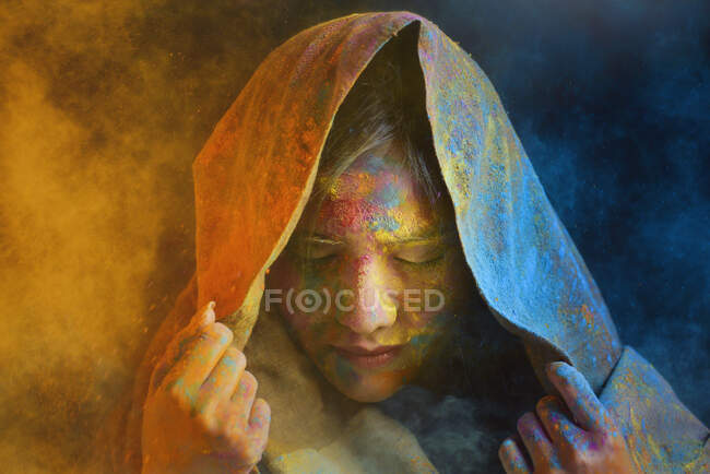 Portrait de femme recouvert de poudre multicolore pendant le festival Holi — Photo de stock