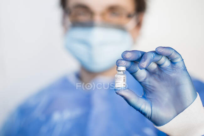 Gros plan d'un médecin tenant une dose de vaccin contre le coronavirus — Photo de stock