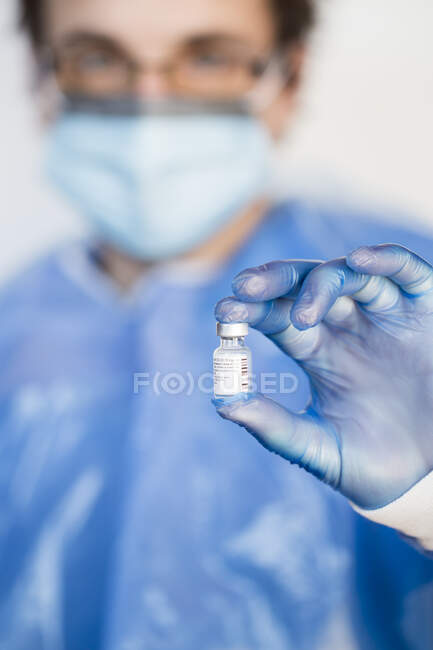 Крупный план врача с дозой коронавирусной вакцины — стоковое фото